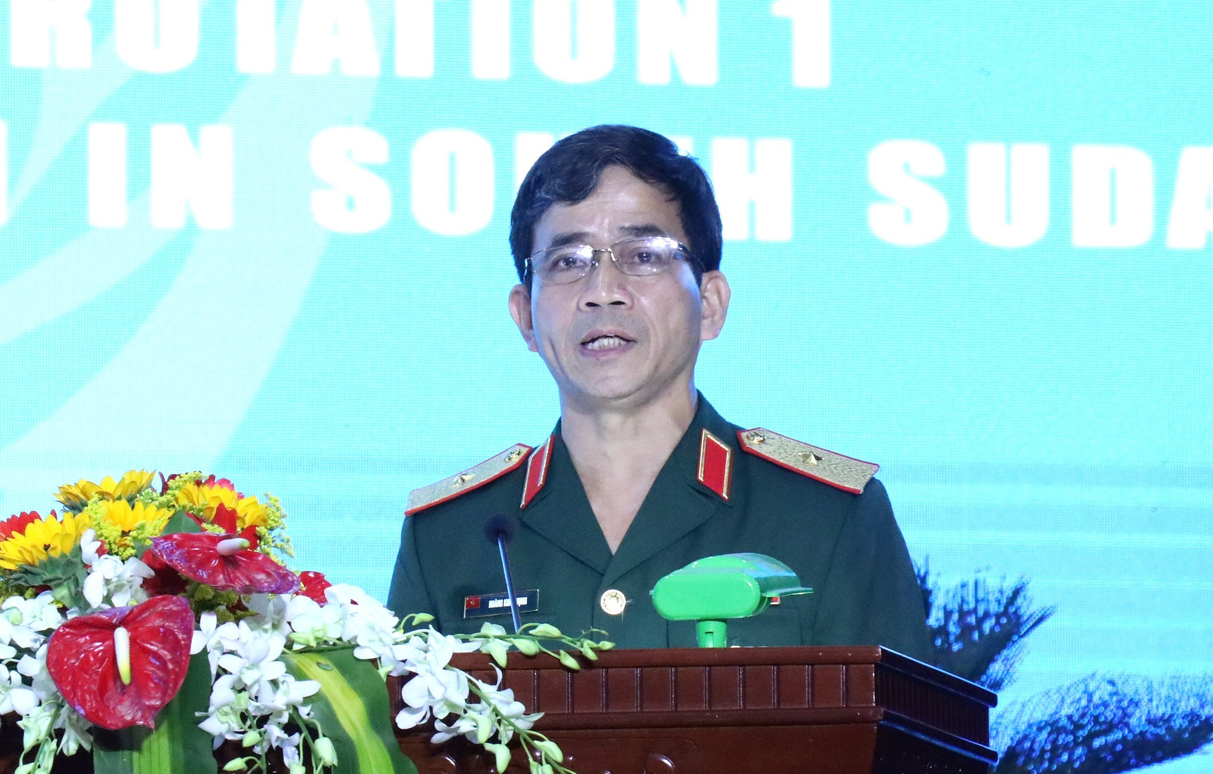 Thiếu tướng Hoàng Kim Phụng, Cục trưởng Cục Gìn giữ hòa bình Việt Nam báo cáo thành tích của Bệnh viện Dã chiến cấp 2 số 1. (Ảnh: Xuân Khu/TTXVN)