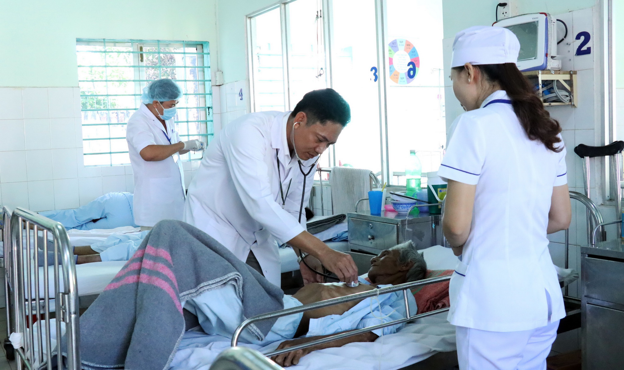 Bác sỹ Lê Thanh Lâm, Khoa Nội 3 thăm khám cho bệnh nhân HIV/AIDS. (Ảnh: Xuân Khu-TTXVN)