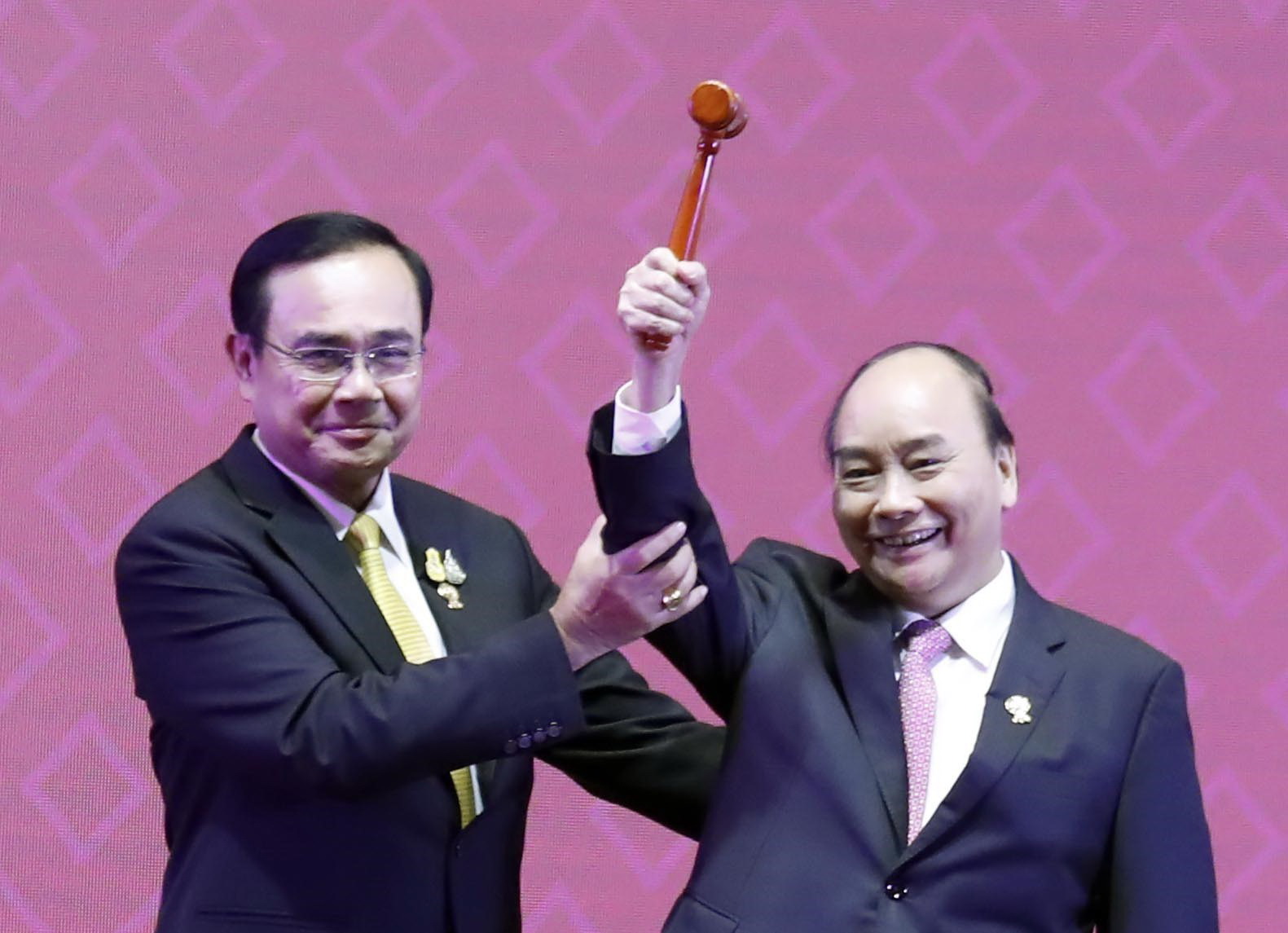 Thủ tướng Nguyễn Xuân Phúc nhận búa Chủ tịch ASEAN từ Thủ tướng Thái Lan Prayuth Chan-o-cha. (Ảnh: Thống Nhất/TTXVN)