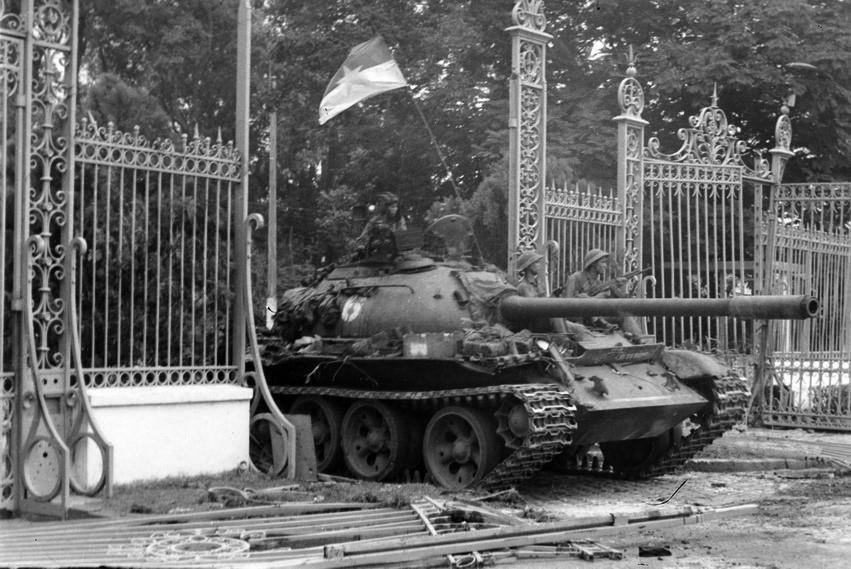 Xe tăng của Lữ đoàn tăng – thiết giáp 203, Sư đoàn 304, Quân đoàn 2 tiến vào Dinh Độc Lập, trưa 30/4/1975. (Ảnh: Trần Mai Hưởng/TTXVN)