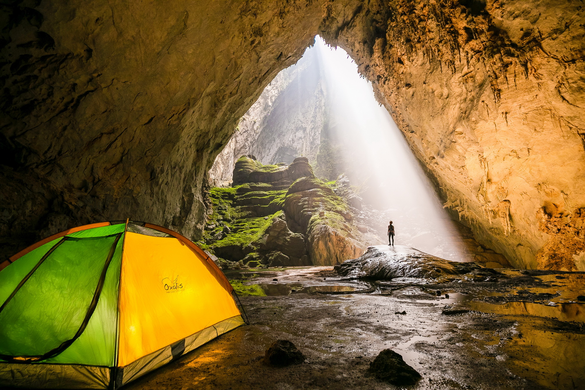 Cắm trại trong hang Sơn Đoòng. (Nguồn: Oxalis Adventures)