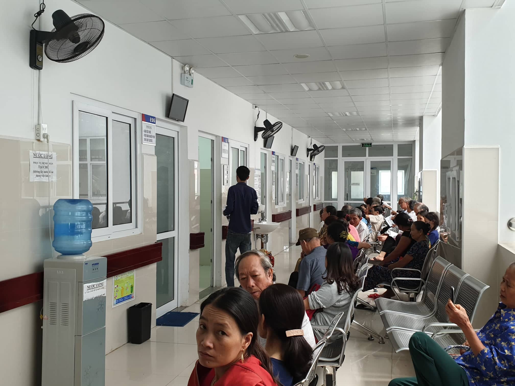 Người dân ngồi chờ khám bệnh tại Bệnh viện Hữu nghị Việt Nam-Cuba Đồng Hới. (Ảnh: PV/Vietnam+)
