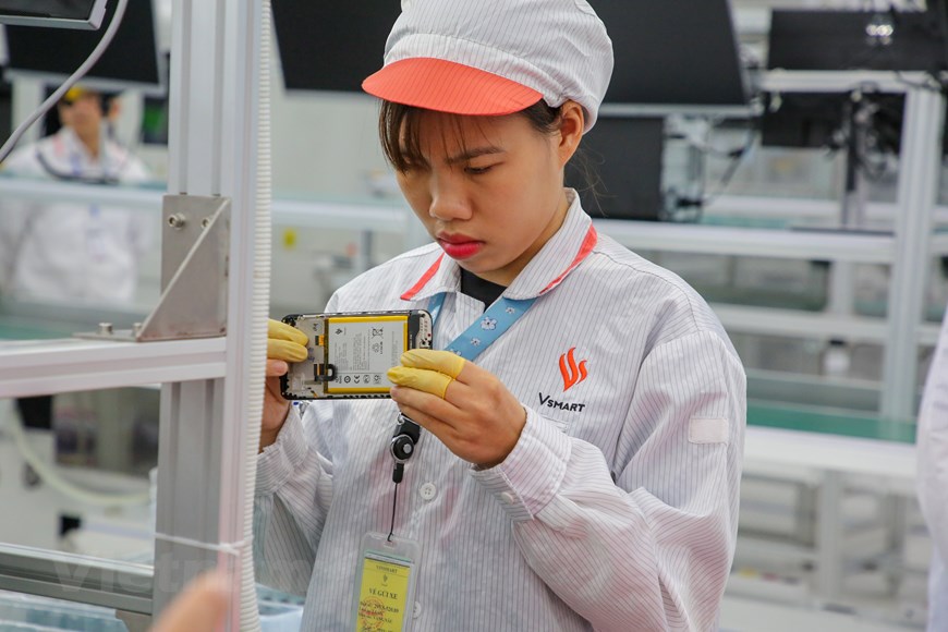 Công nhân kiểm tra sản phẩm điện thoại trong nhà máy Vsmart. (Ảnh: Minh Sơn/Vietnam+)