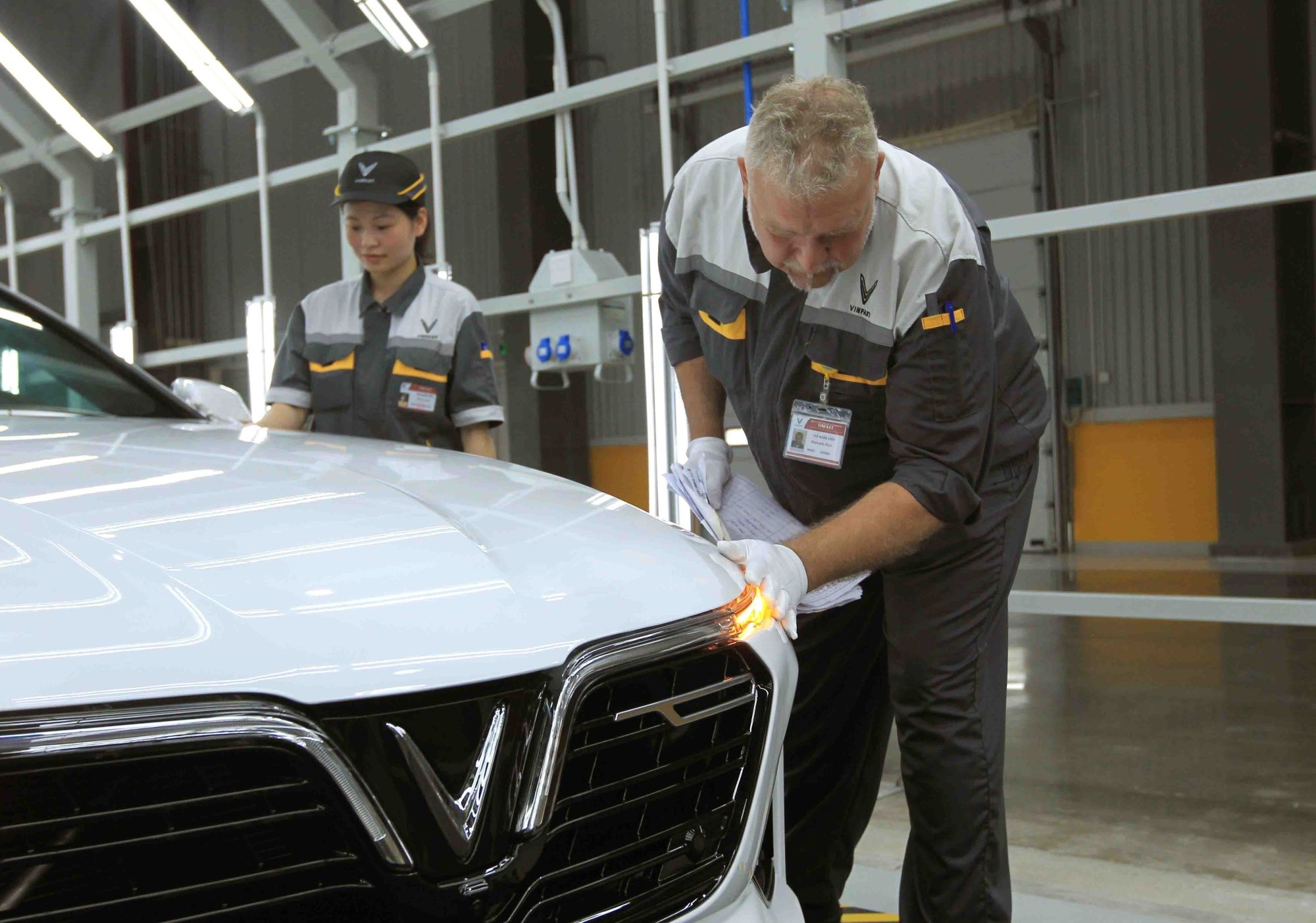 Cars going through a world-class production line by Vinfast before entering market (Photo: An Dang/VNA)