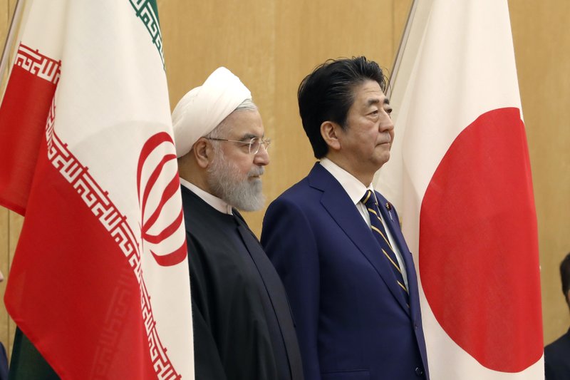 Tổng thống Iran Hassan Rouhani và Thủ tướng Nhật Bản Abe trong chuyến thăm Nhật Bản, tháng 12/2019. (Nguồn: AP)