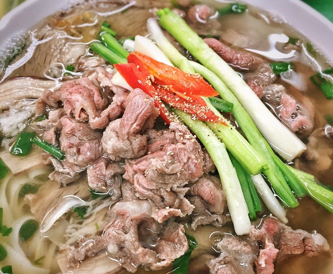                          越南河粉的独特味道迷住了诸多外国食客。（图自越通社）