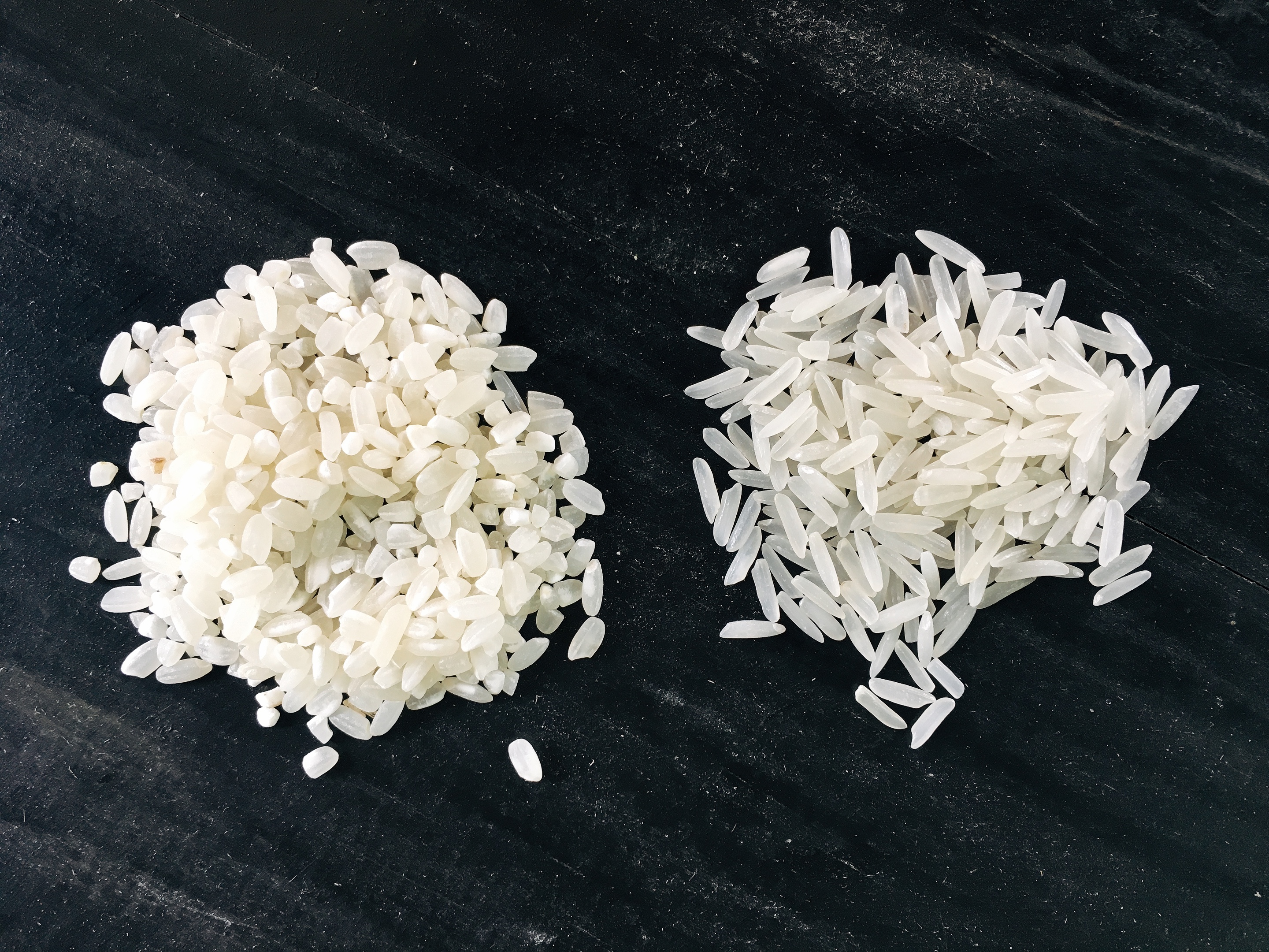 Gạo ST 25 (phải) có hạt gạo dài, trong so với một loại gạo khác (trái). (Ảnh: Vũ Hà/Vietnam+)
