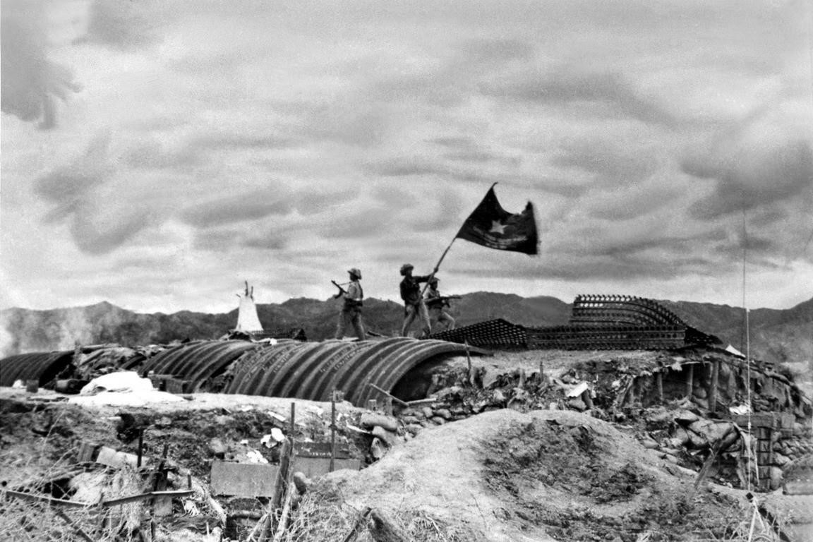 5 мая 1954 года, во второй половине дня флаг нашей армии был поднят на крыше бункера - штаба генерала де Кастри. Битва под Диенбиенфу была завершена полной победой Вьетнама. (Фото: Чиеу Дай / ВИА)      