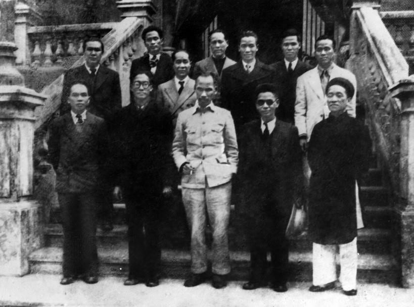 Chủ tịch Hồ Chí Minh và các thành viên Hội đồng Chính phủ lâm thời nước Việt Nam Dân chủ Cộng hoà ra mắt sau phiên họp đầu tiên, sáng 3/9/1945. (Ảnh: TTXVN)