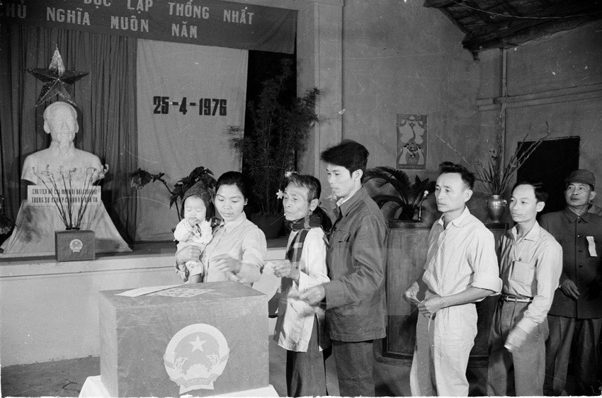 Cử tri khu Ba Đình, Hà Nội bỏ phiếu bầu Quốc hội thống nhất năm 1976. (Ảnh: TTXVN)
