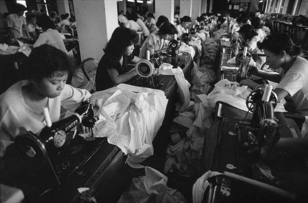 Công nhân tại một nhà máy dệt may ở Thành phố Hồ Chí Minh những năm đầu đổi mới. May mặc được xác định là một trong những ngành xuất khẩu chủ lực của Việt Nam từ thời kỳ Đổi mới (1988). (Ảnh: Tư liệu TTXVN)