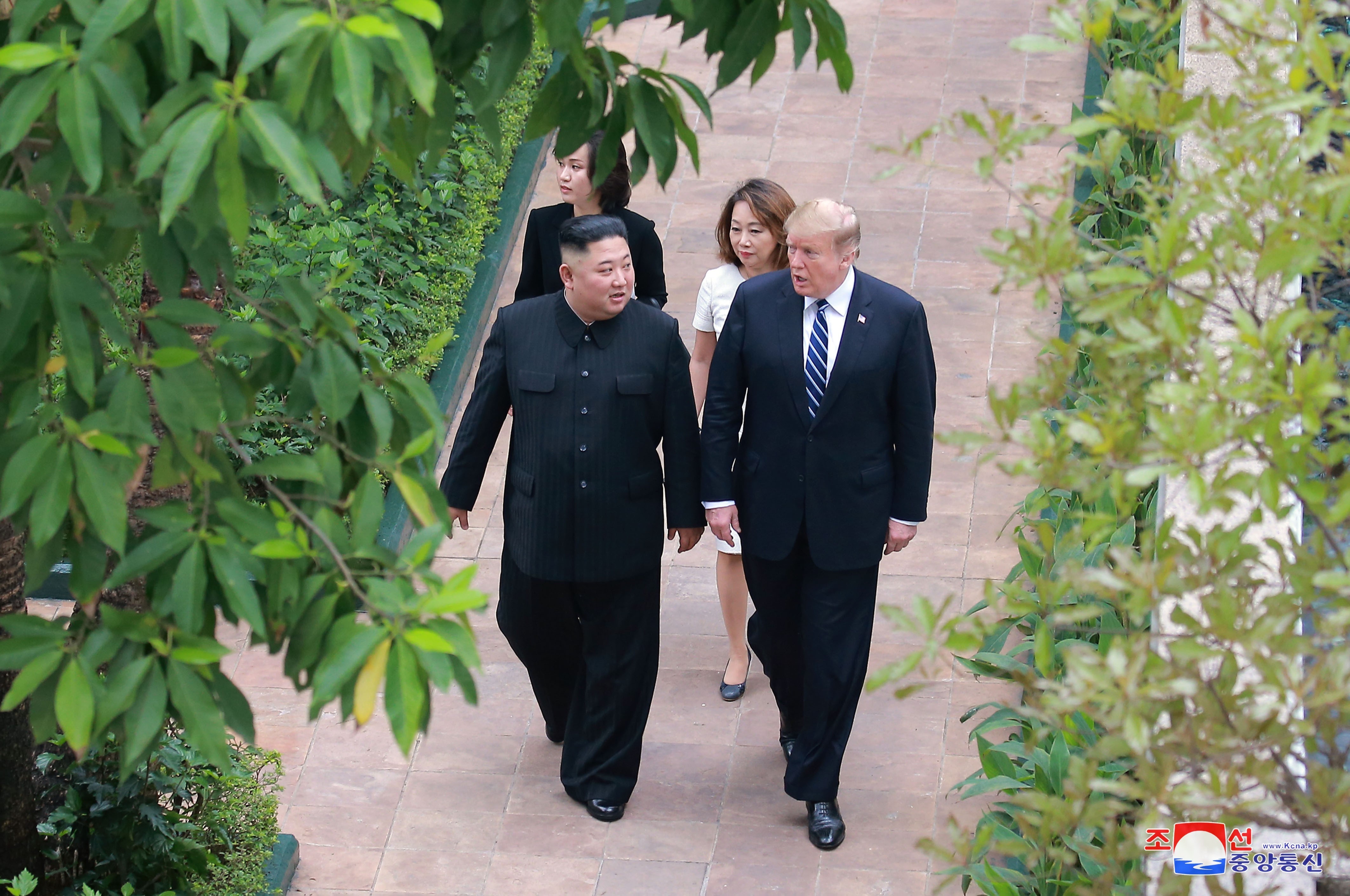 Tổng thống Mỹ Donald Trump (phải) và Chủ tịch Triều Tiên Kim Jong-un tại hội nghị thượng đỉnh Mỹ-Triều lần hai ở Hà Nội ngày 28/2/2019. (Ảnh: Yonhap/TTXVN)