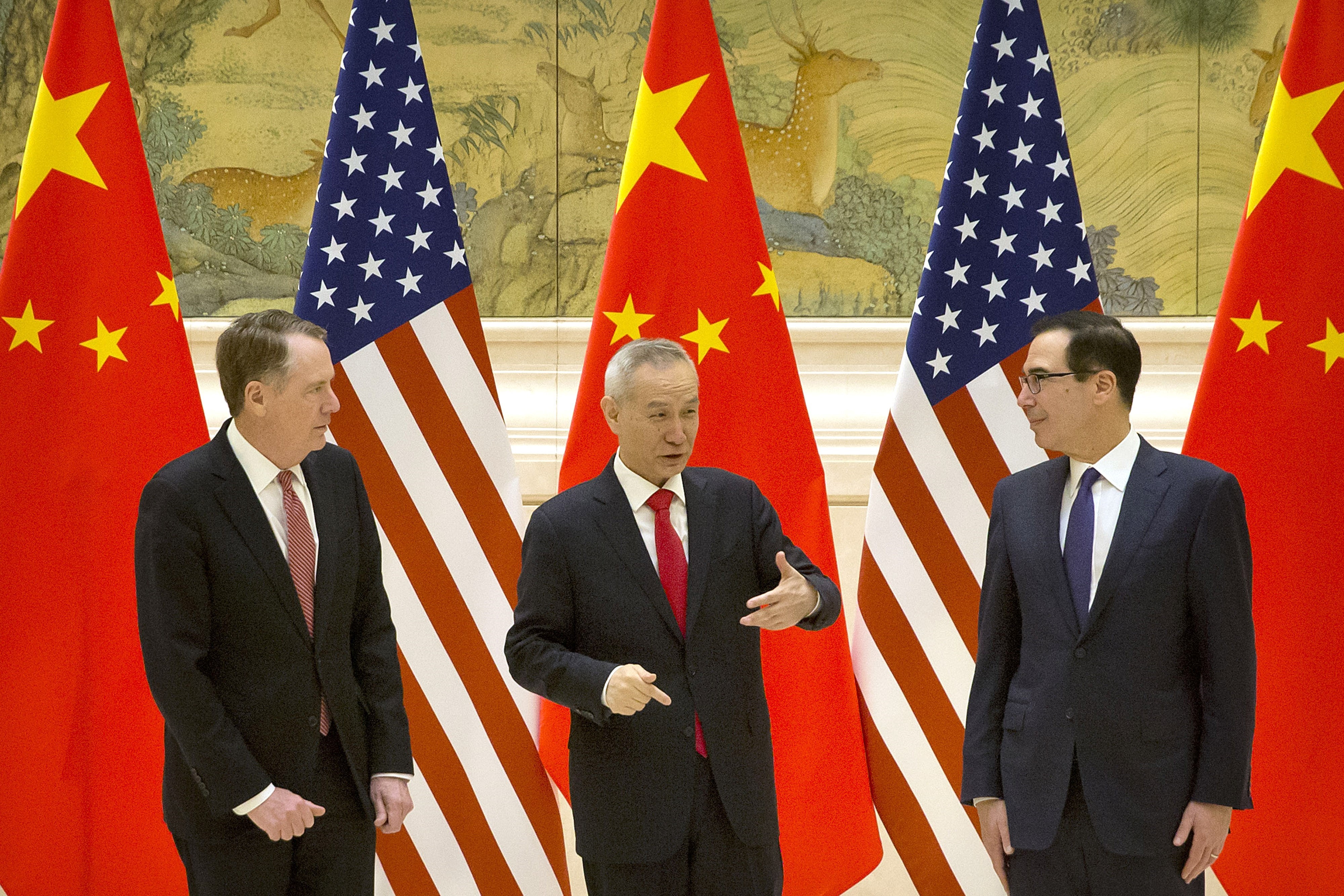 Từ trái sang: Đại diện Thương mại Mỹ Robert Lighthizer, Phó Thủ tướng Trung Quốc Lưu Hạc và Bộ trưởng Tài chính Mỹ Steven Mnuchin trước vòng đàm phán thương mại ở Bắc Kinh ngày 14/2/2019. (Ảnh: AFP/TTXVN)