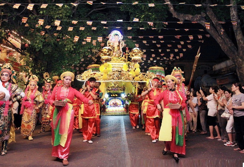 Lễ rước và cầu nguyện chào mừng Đại lễ Phật đản Liên hợp quốc lần thứ 11  trên đường phố Hà Nội. (Ảnh: Nguyễn Dân/TTXVN)