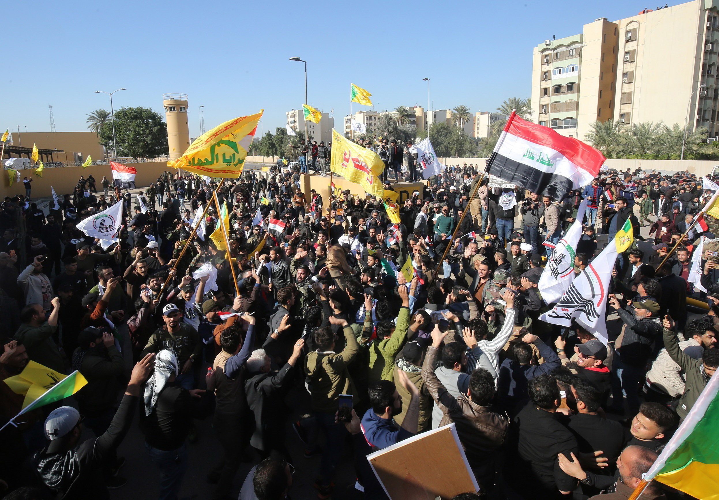Người biểu tình tập trung bên ngoài Đại sứ quán Mỹ ở thủ đô Baghdad, Iraq ngày 31/12/2019. (Nguồn: AFP/TTXVN)