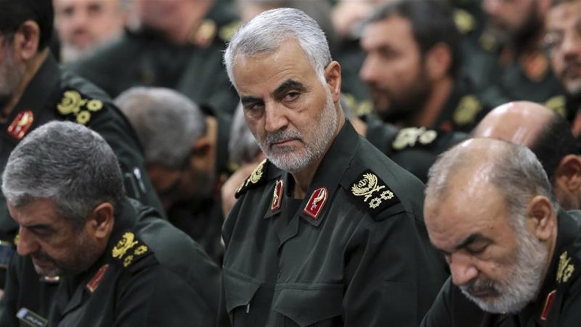 Người đứng đầu đơn vị  Quds thuộc Lực lượng Vệ binh Cách mạng Hồi giáo Iran (IRGC), Thiếu tướng  Qasem Soleimani (giữa). (Nguồn: AP/TTXVN)