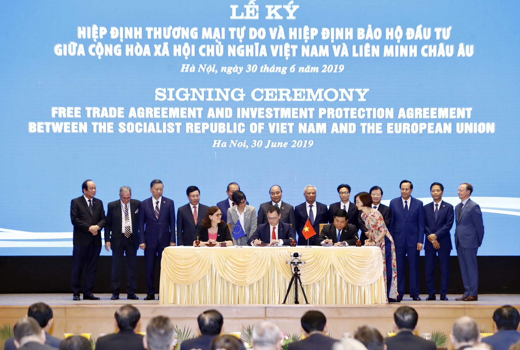 Премьер-министр Нгуен Суан Фук во время подписания Вьетнамского соглашения о защите инвестиций (EVIPA) между Вьетнамом и Европейским союзом. (Фото: Тхонг Нят / ВИА)