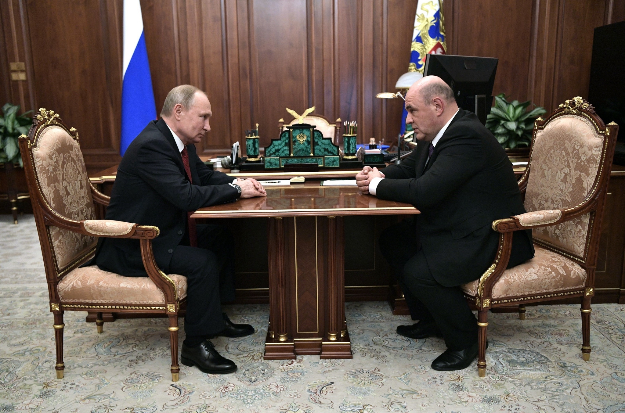 Lãnh đạo Cơ quan Thuế liên bang Nga Mikhail Mishustin (phải) hội kiến Tổng thống Vladimir Putin ở Moskva ngày 15/1/2020. (Ảnh: THX/TTXVN)