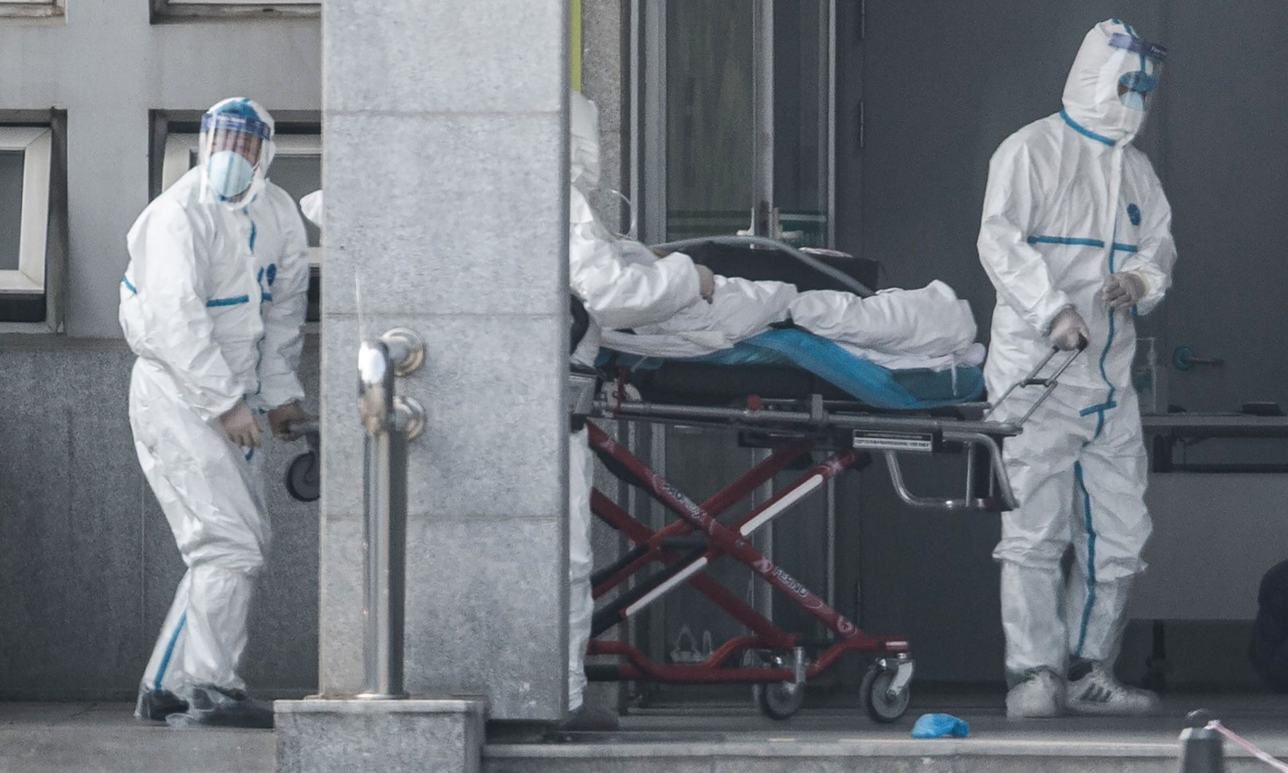 Chuyển bệnh nhân nghi nhiễm virus tương tự SARS gây bệnh viêm đường hô hấp cấp tại bệnh viện Jinyintan ở thành phố Vũ Hán, Trung Quốc. (Nguồn: Getty Images/TTXVN)