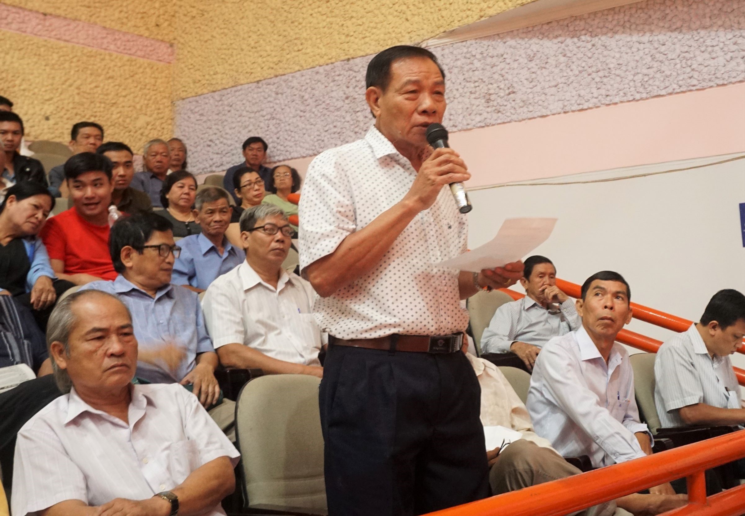 Cử tri quận 2, Thành phố Hồ Chí Minh nêu ý kiến tại buổi tiếp xúc cử tri. (Ảnh: Thu Hoài/TTXVN)