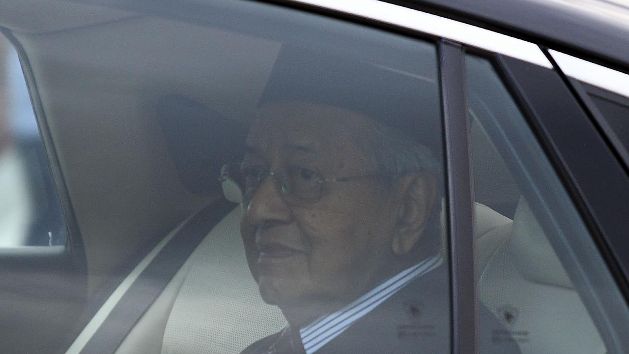 Ông Mahathir Mohamad rời khỏi Hoàng Cung hôm thứ Hai 24/2. (Nguồn: AFP)