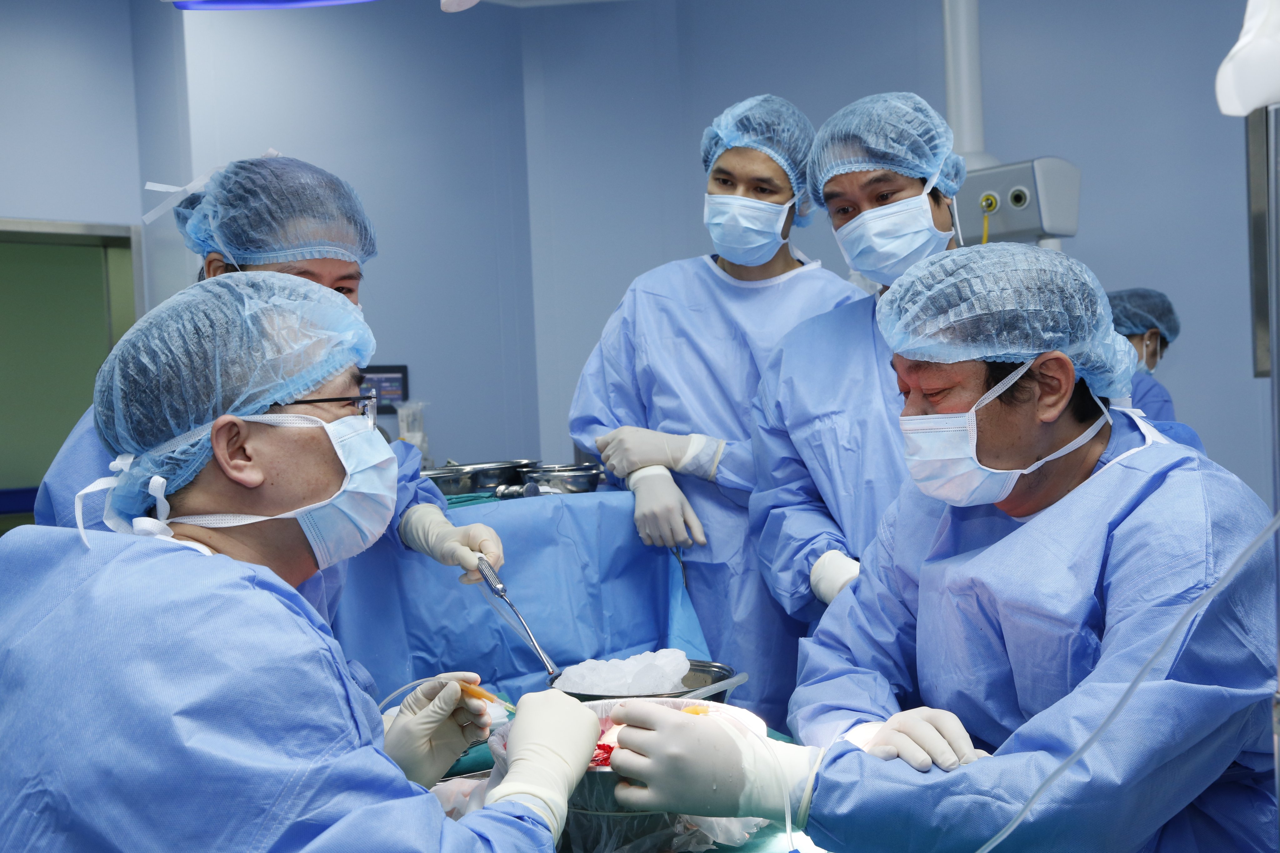 Các bác sỹ tiến hành ca phẫu thuật cho Vương. (Ảnh: PV/Vietnam+)