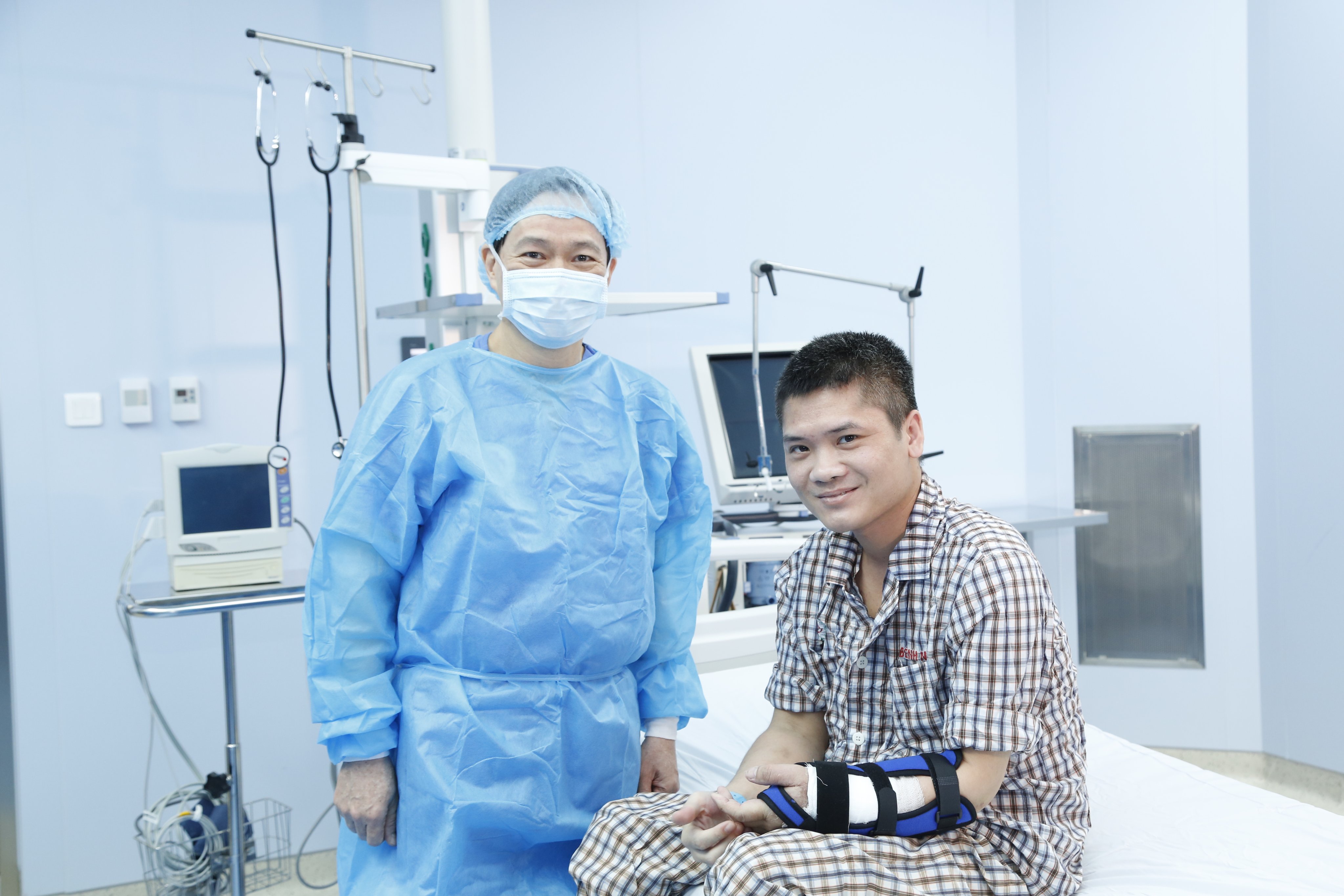 Giáo sư Hoàng và bệnh nhân Vương vui mừng vì ca phẫu thuật thành công. (Ảnh: PV/Vietnam+)