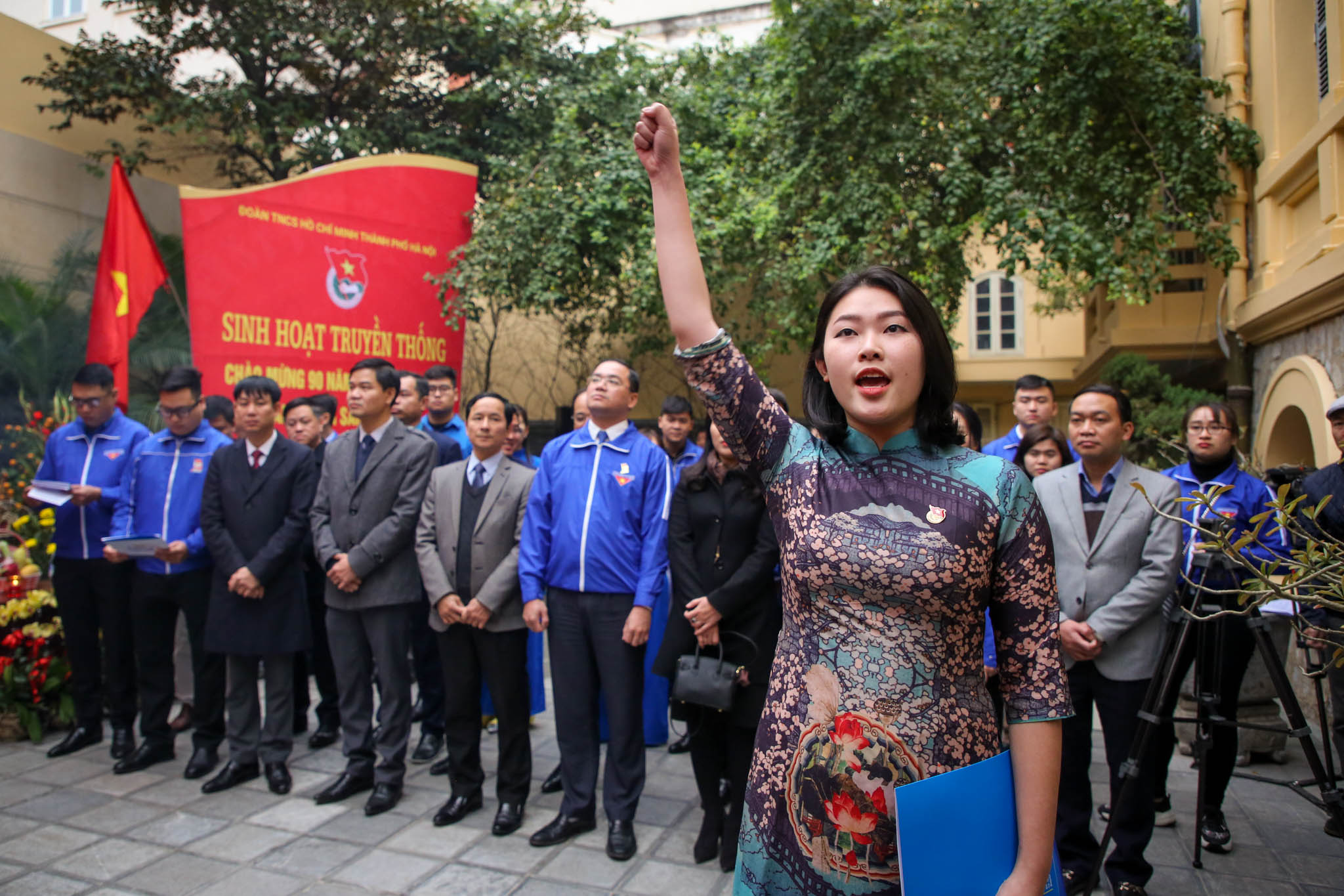 Đảng viên trẻ Nguyễn Mai Anh tuyên thệ trước ngọn cờ Đảng. (Ảnh: Minh Sơn/Vietnam+)
