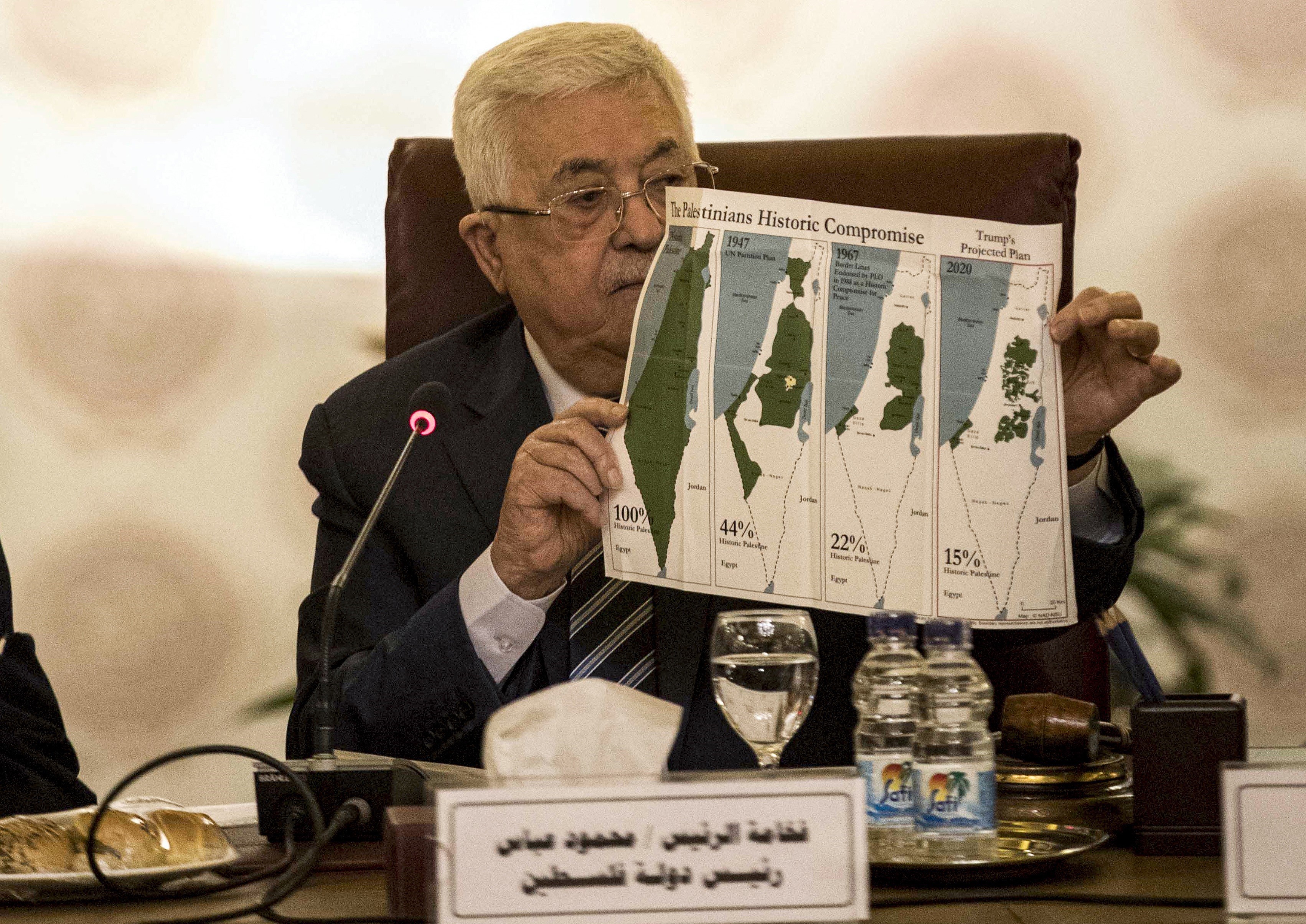 Tổng thống Mahmoud Abbas công bố các bản đồ lãnh thổ Palestine qua các thời kỳ tại một cuộc họp ở Cairo, Ai Cập ngày 1/2/2020. (Ảnh: AFP/TTXVN)