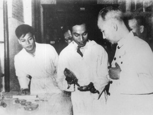 Chủ tịch Hồ Chí Minh với Giáo sư, bác sỹ Đặng Văn Ngữ (giữa) trong lần Bác đến thăm trường Y - Dược và khoa Ký sinh trùng. (Ảnh: Tư liệu TTXVN)