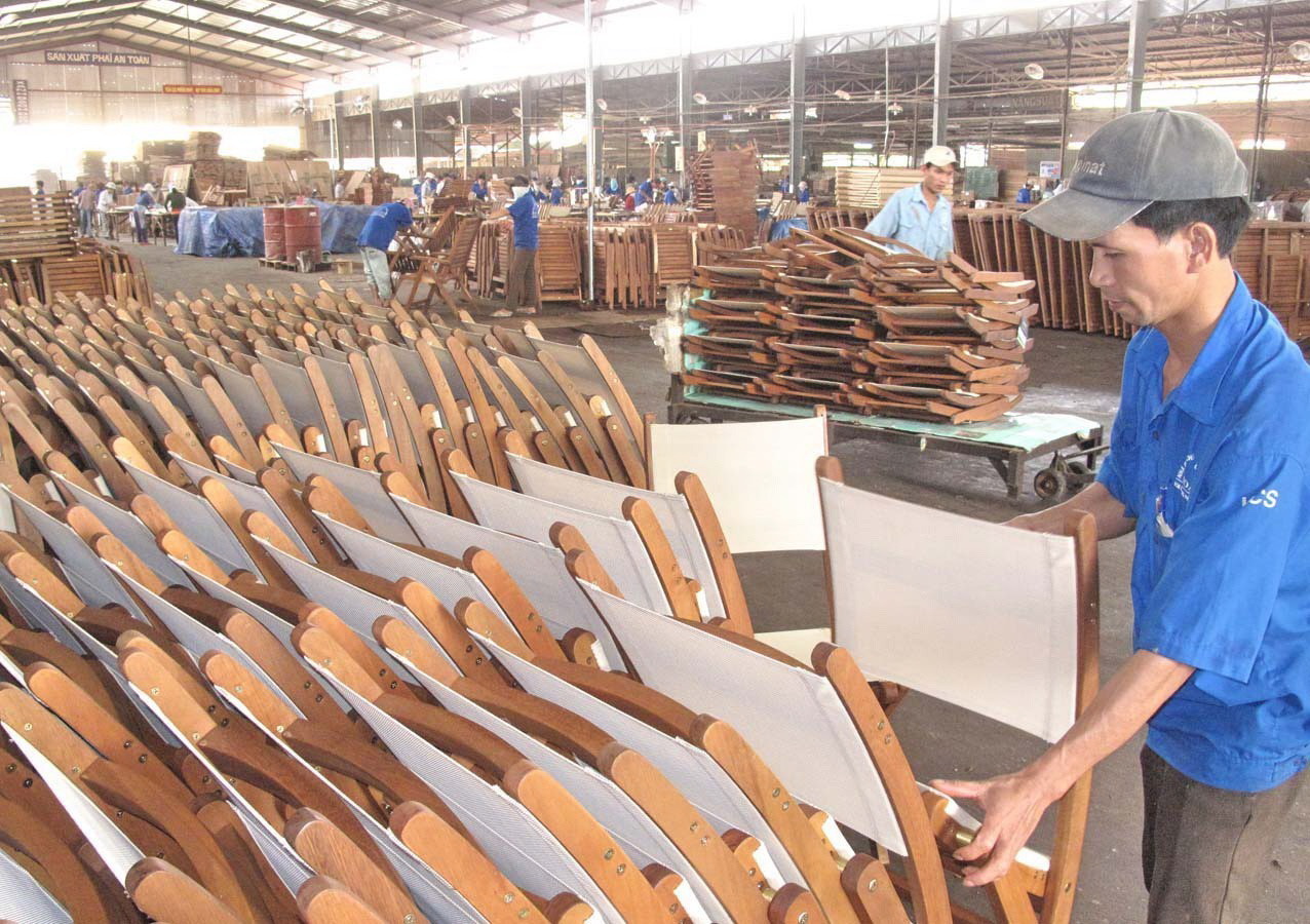 Công ty TNHH chế biến gỗ xuất khẩu Hoàn Vũ sản xuất bàn ghế xuất khẩu sang châu Âu. (Ảnh: Thanh Long/TTXVN)
