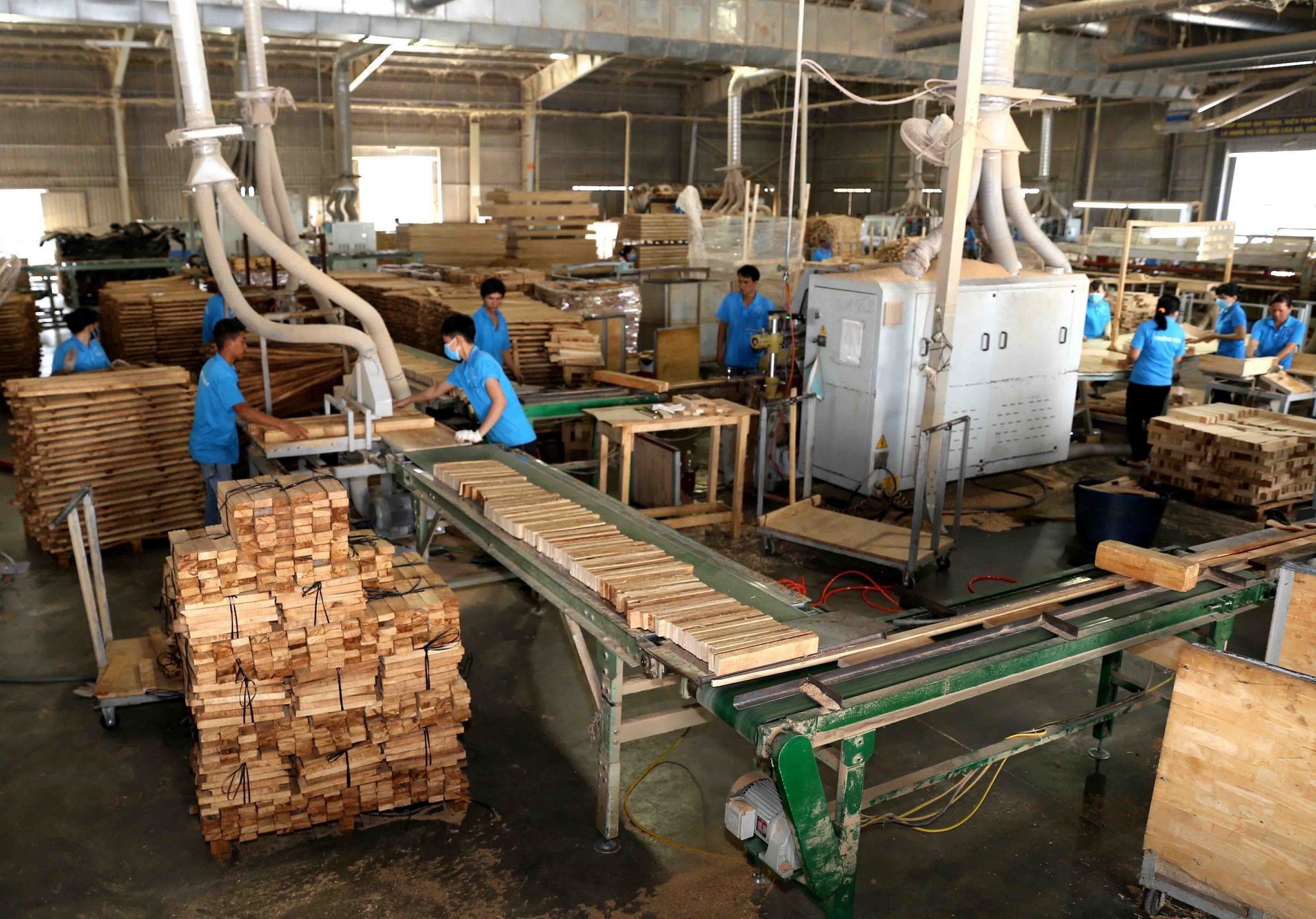 Sản xuất, chế biến gỗ xuất khẩu tại Công ty TNHH khai thác, chế biến lâm sản Đà Lạt, Lâm Đồng. (Ảnh: TTXVN)