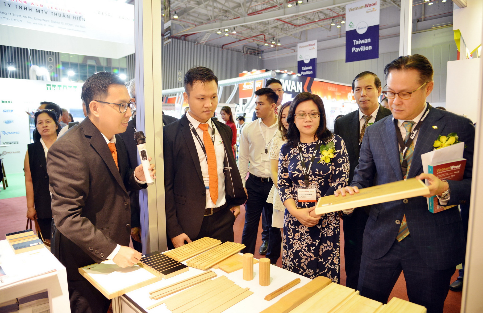Các đại biểu tham quan một triển lãm về công nghiệp chế biến gỗ. (Ảnh: Xuân Anh/TTXVN)