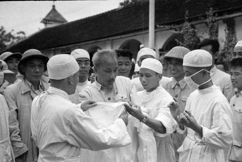 Chủ tịch Hồ Chí Minh thăm Bệnh viện Quân y Hải Phòng (5/1957). (Ảnh: TTXVN)