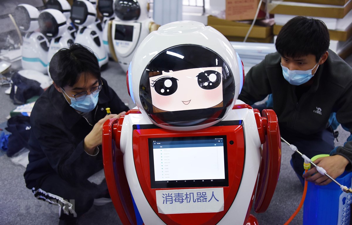 Trung Quốc đưa vào sử dụng robot khử trùng thế hệ đầu tiên tại công ty công nghệ Thanh Đảo, tỉnh Sơn Đông, Trung Quốc ngày 11/2/2020. (Ảnh: THX/TTXVN)
