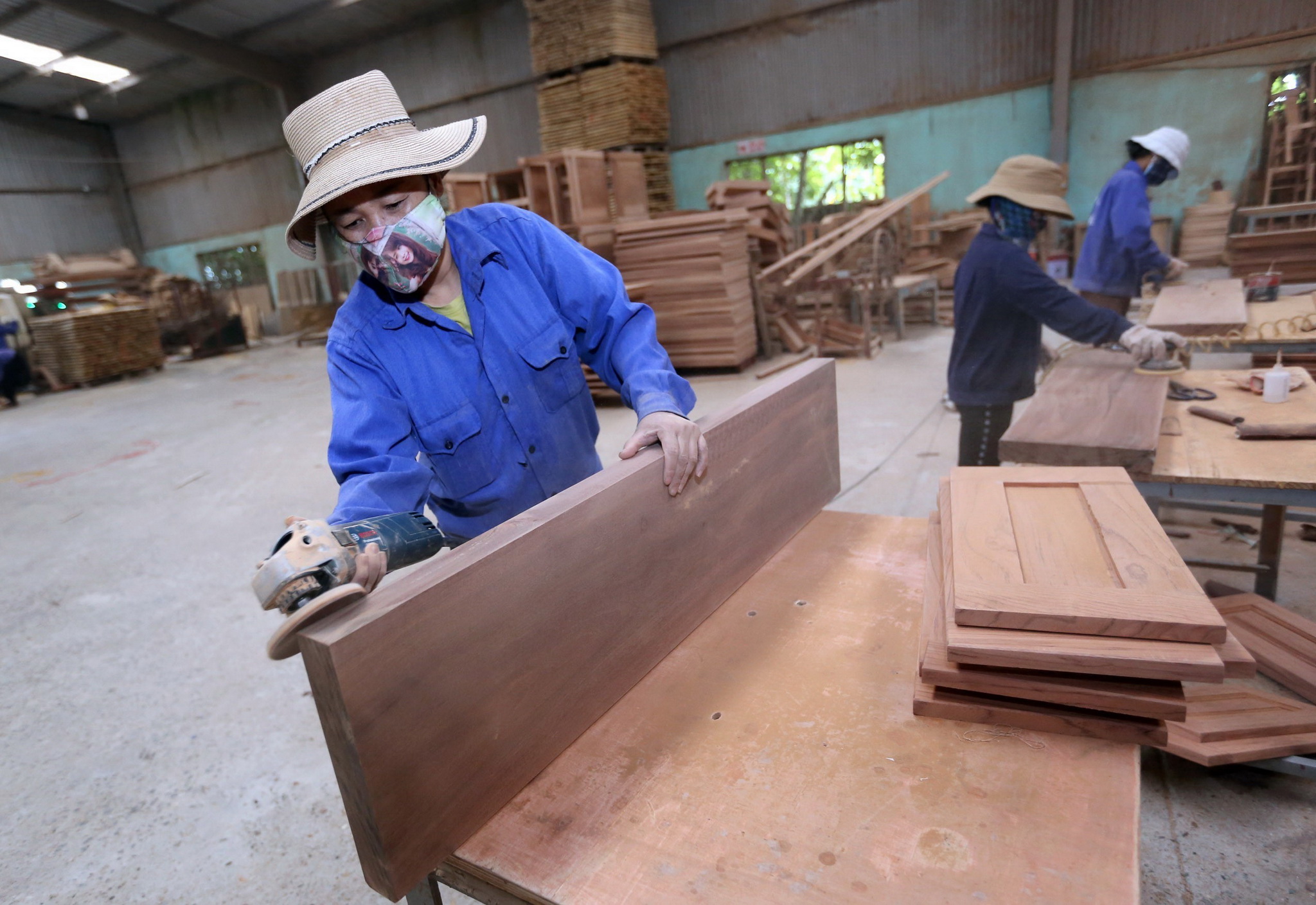 Sản xuất gỗ ghép thanh tại Công ty TNHH Phú Thịnh, thị trấn Vôi, huyện Lạng Giang, tỉnh Bắc Giang. (Ảnh: Danh Lam/TTXVN)