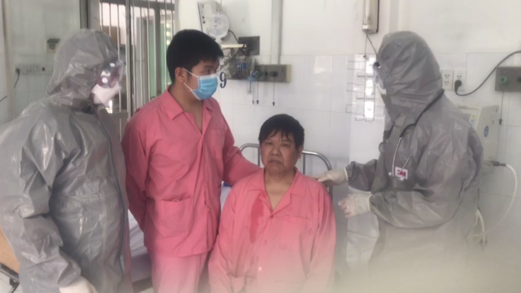 Hai cha con người Trung Quốc bị nhiễm virus corona mới được điều trị tại Bệnh viện Chợ Rẫy (Thành phố Hồ Chí Minh) đang tiếp tục điều trị tích cực với tiên lượng khả quan. (Nguồn: TTXVN phát)