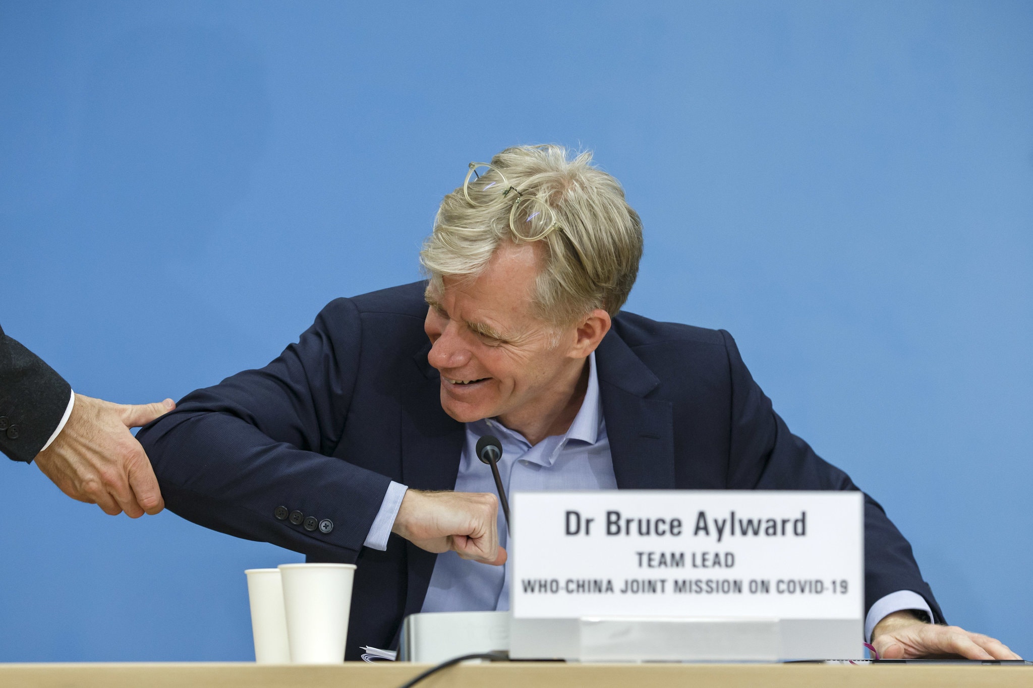 Tiến sỹ Bruce Aylward đã giơ khuỷu tay thay cho cái bắt tay trong cuộc họp của WHO ở Geneva. (Nguồn: EPA)
