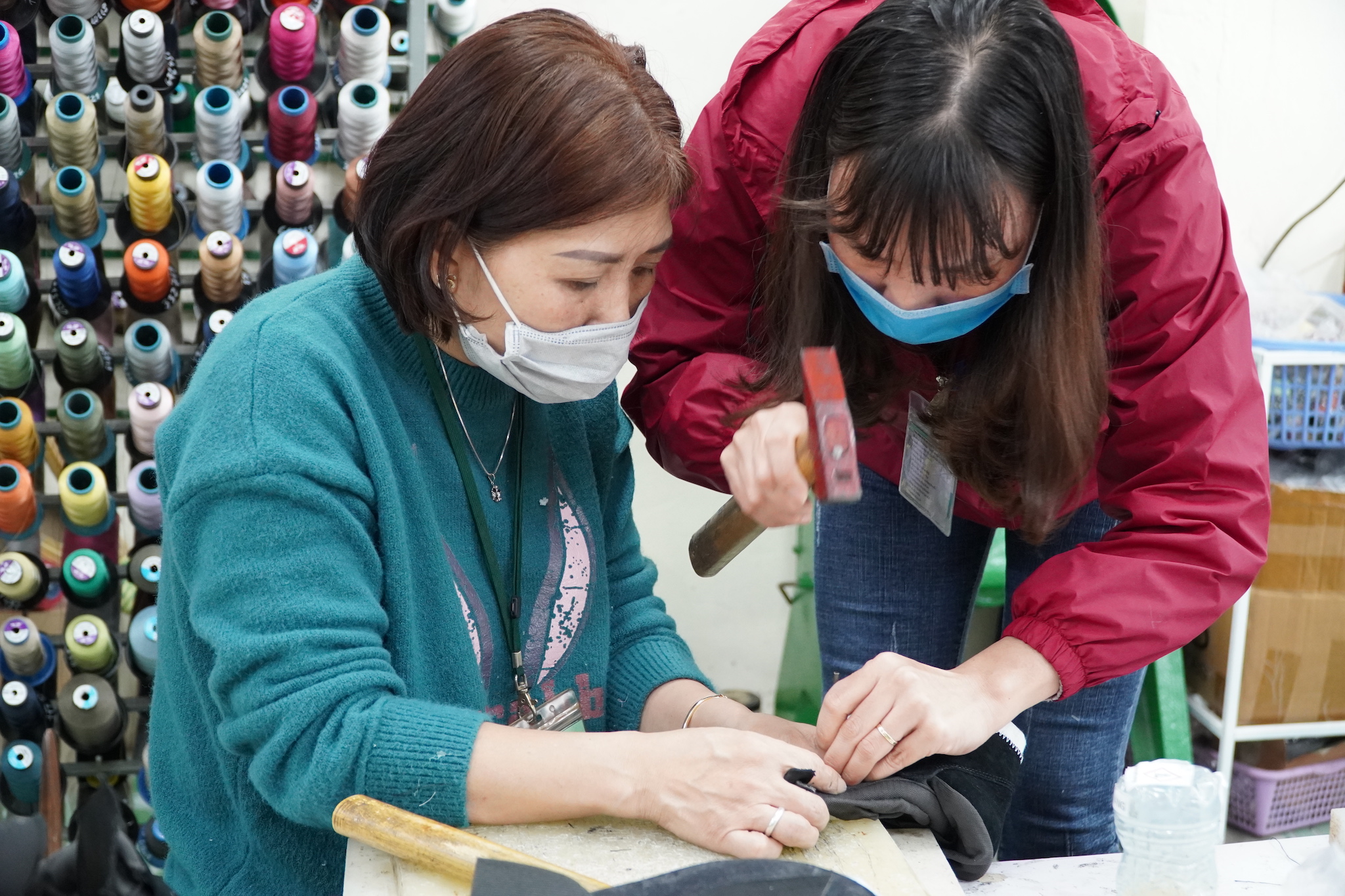 Bàn tay khéo léo của người lao động để tạo ra sản phẩm giày xuất khẩu. (Ảnh: Xuân Quảng/Vietnam+)