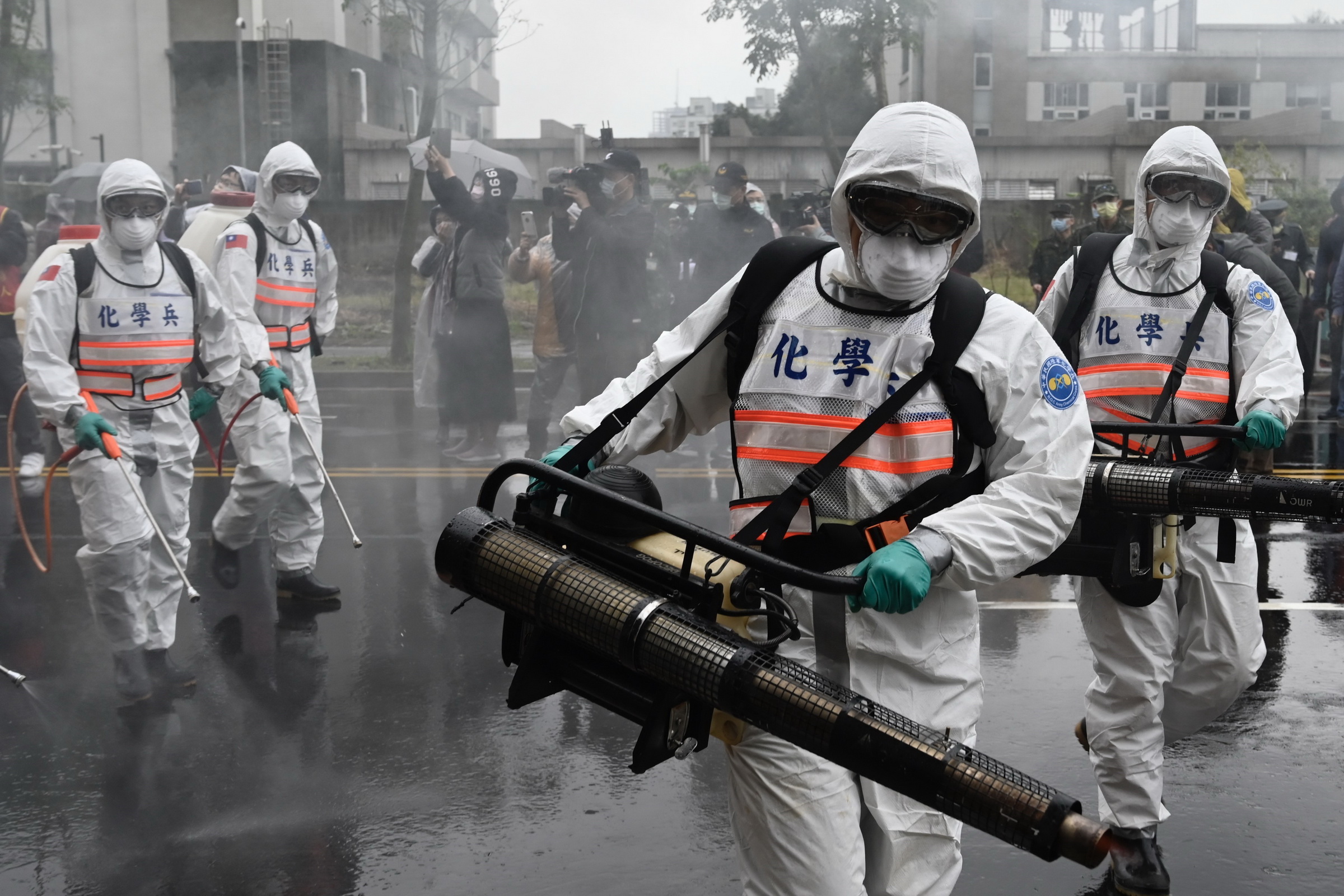 Phun khử trùng đường phố nhằm ngăn chặn sự lây lan của dịch COVID-19 tại Tân Điếm, Đài Loan. (Ảnh: AFP)