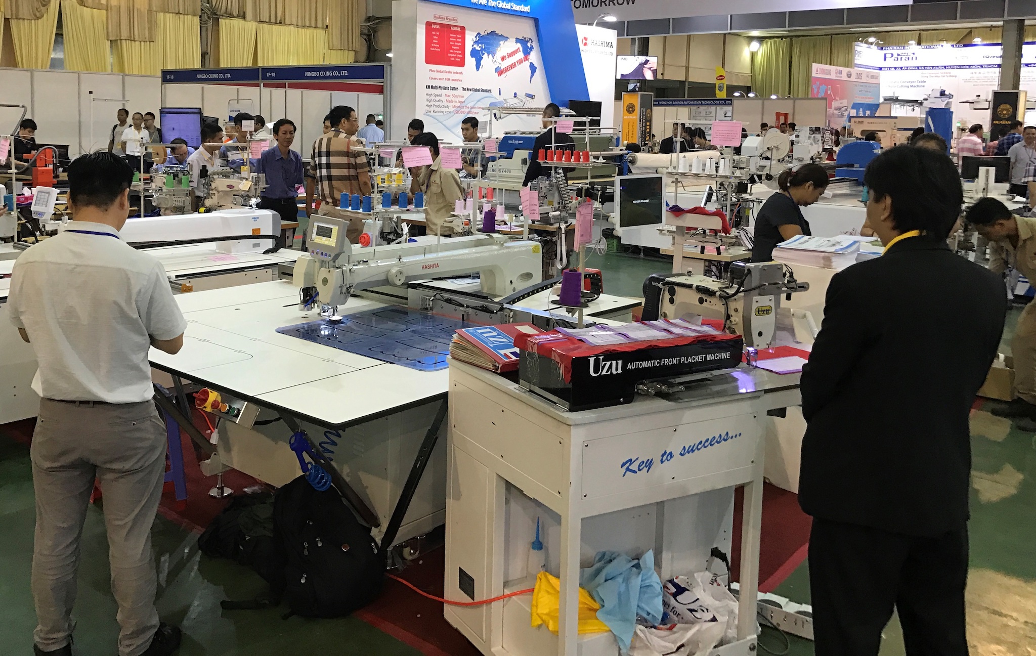 Hội chợ triển lãm là cơ hội để doanh nghiệp dệt may tìm đối tác và cập nhật công nghệ. (Ảnh: Xuân Quảng/Vietnam+)