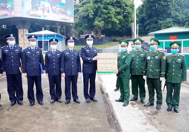                      谅山省边防部队向中国护边力量赠予医用口罩。越通社记者 功宣摄