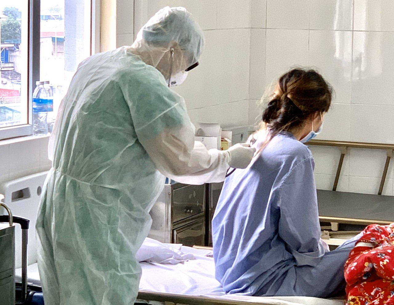 Bác sỹ Nguyễn Quốc Hùng khám cho bệnh nhân thứ 52 mắc bệnh COVID-19 tại Bệnh viện số 2. (Ảnh: PV/Vietnam+)