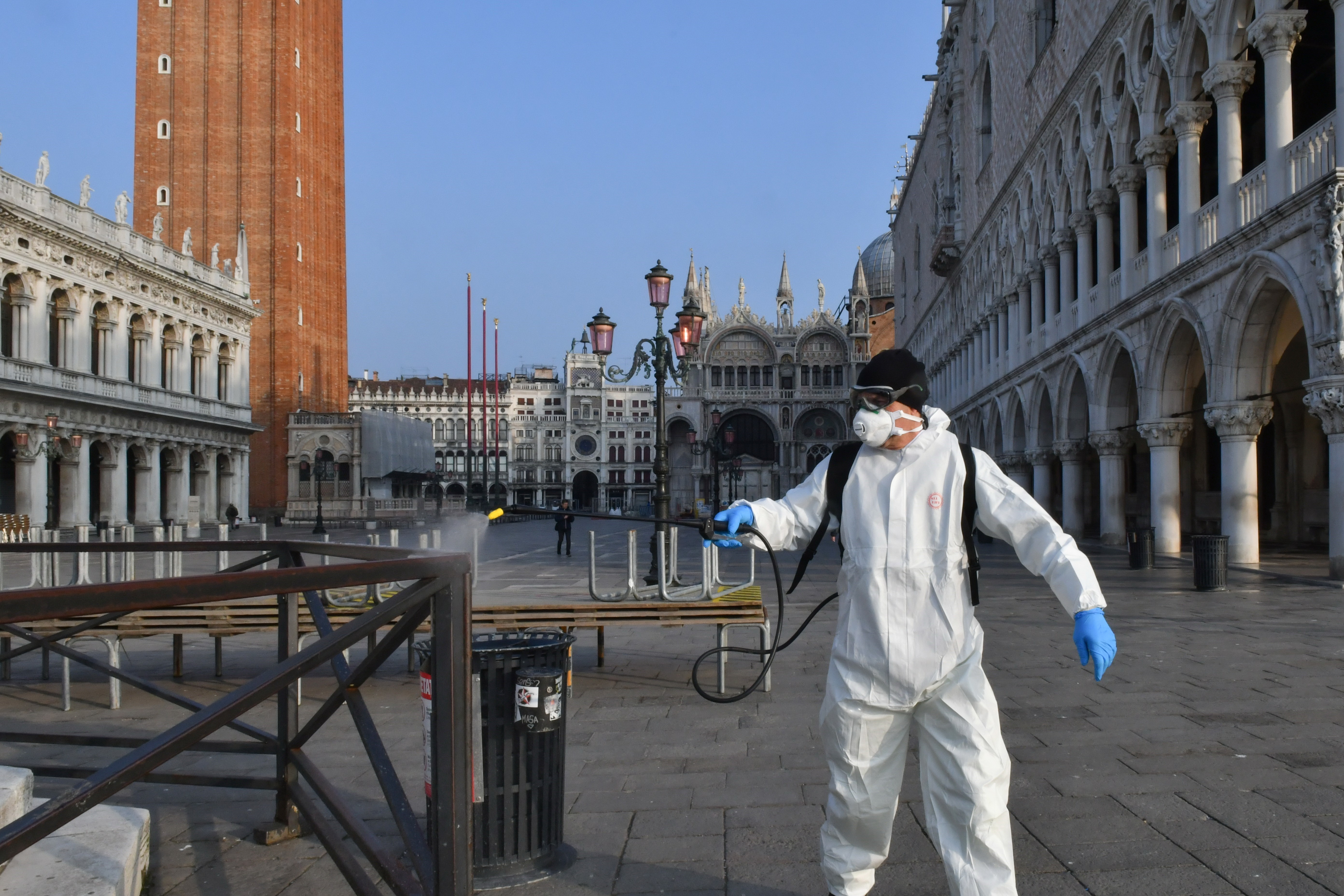 Phun thuốc khử trùng ngăn chặn sự lây lan của dịch COVID-19 tại Venice, Italy.  (Ảnh: AFP/TTXVN)