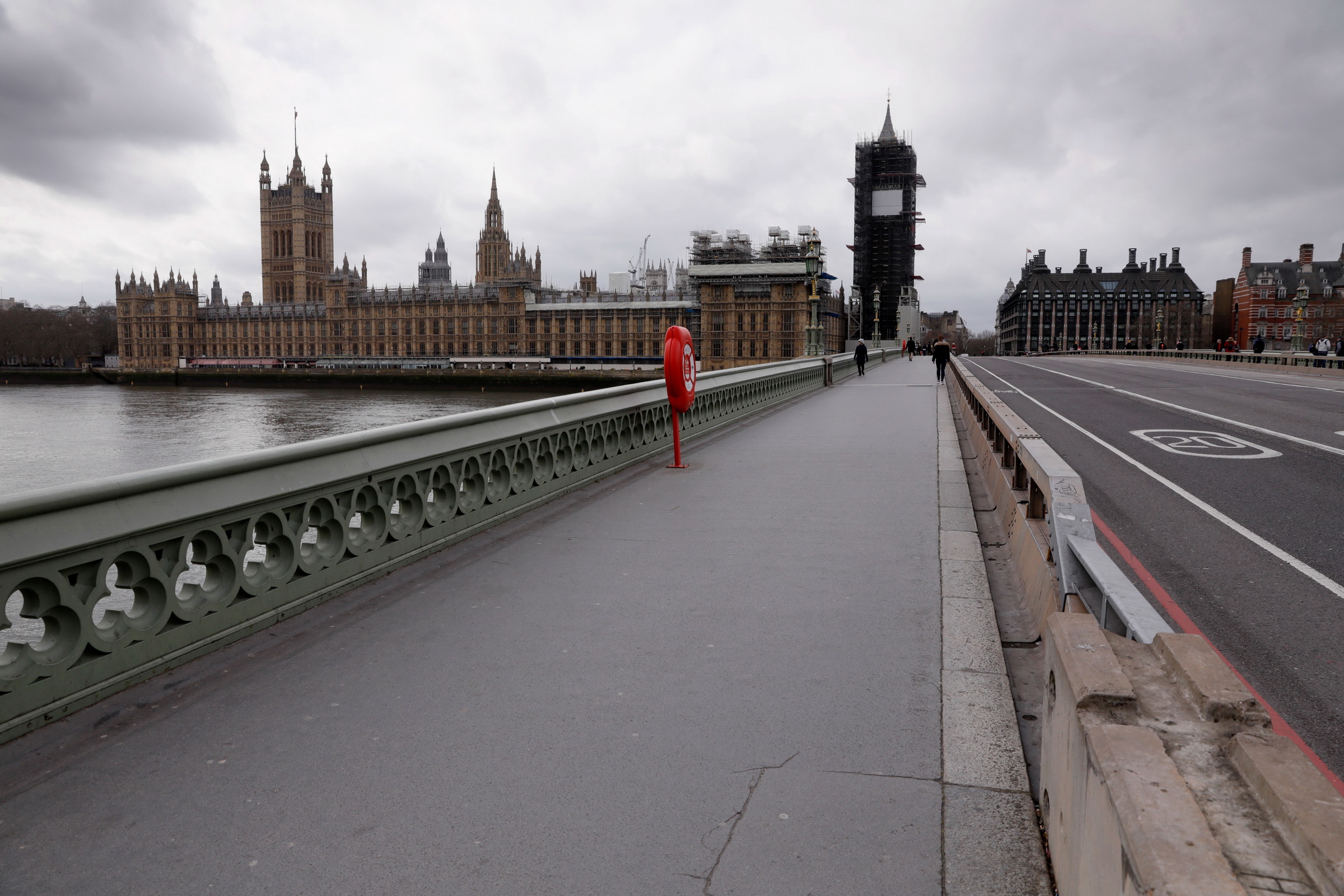 Cảnh vắng lặng trên cây cầu Westminster ở London, Anh trong bối cảnh dịch COVID-19 lây lan mạnh. (Nguồn: THX)