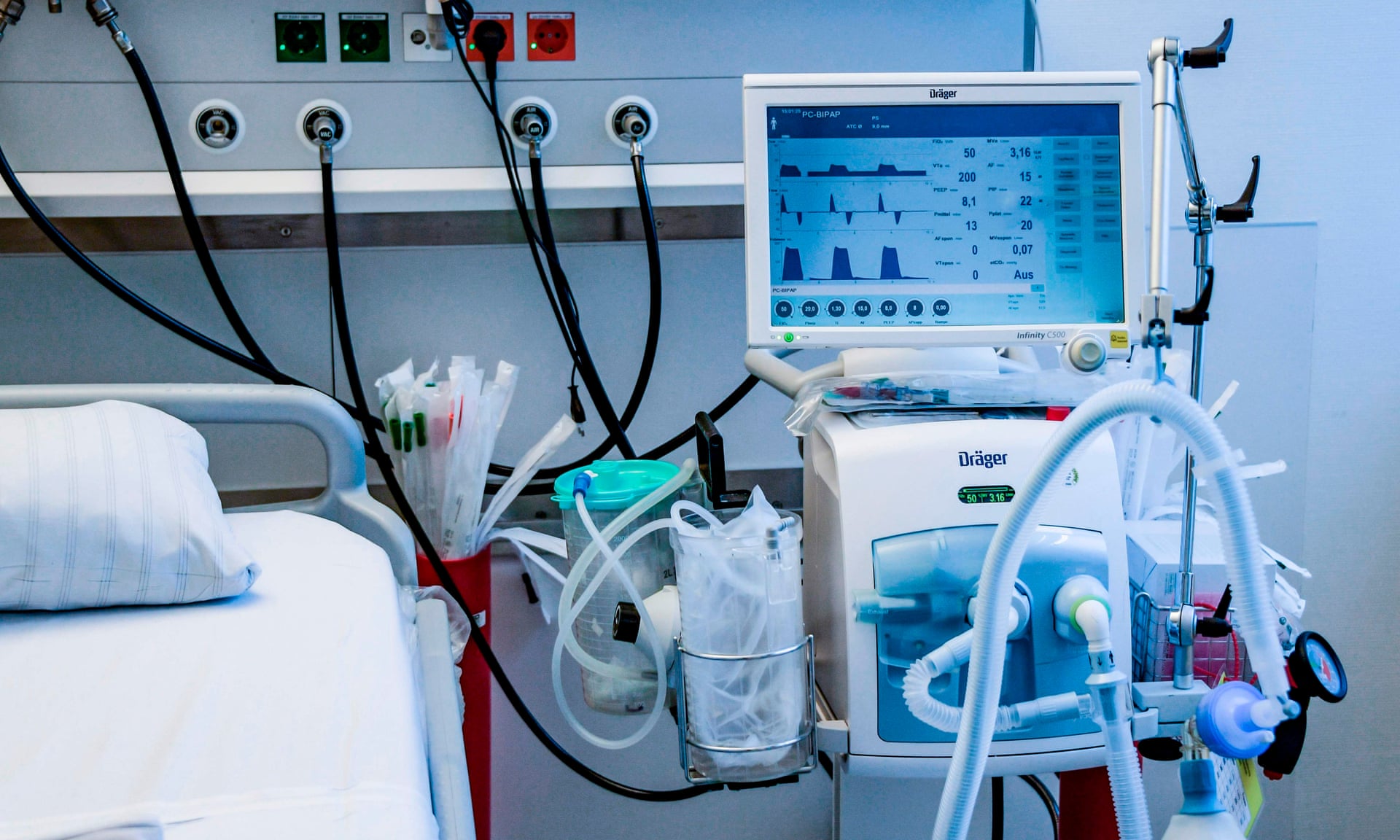 Máy thở đóng vai trò thiết yếu trong việc cứu sống bệnh nhân. (Ảnh: Getty  Images)