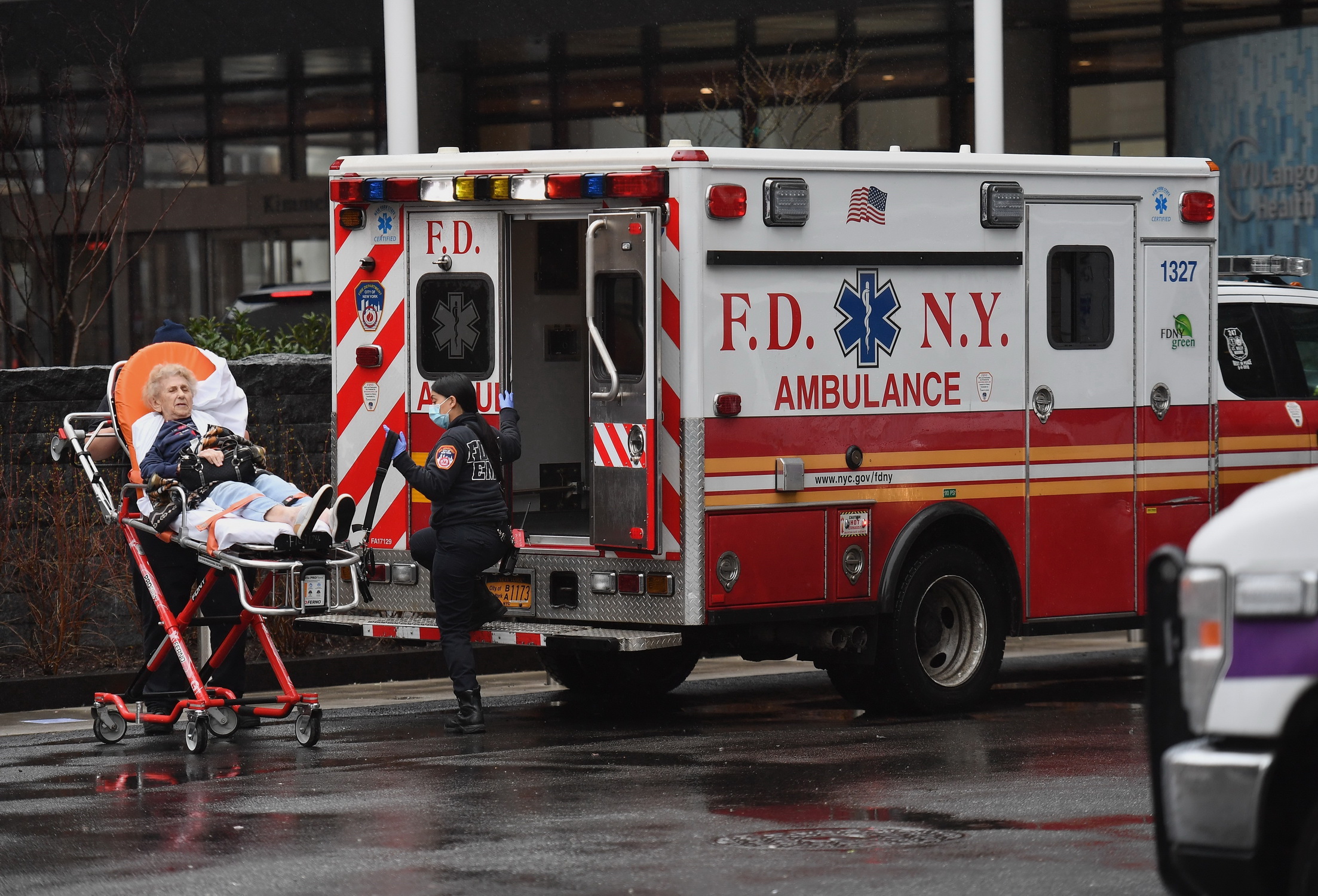 Nhân viên y tế chuyển một bệnh nhân có dấu hiệu sốt tới bệnh viện ở thành phố New York, Mỹ. (Ảnh: AFP/TTXVN)