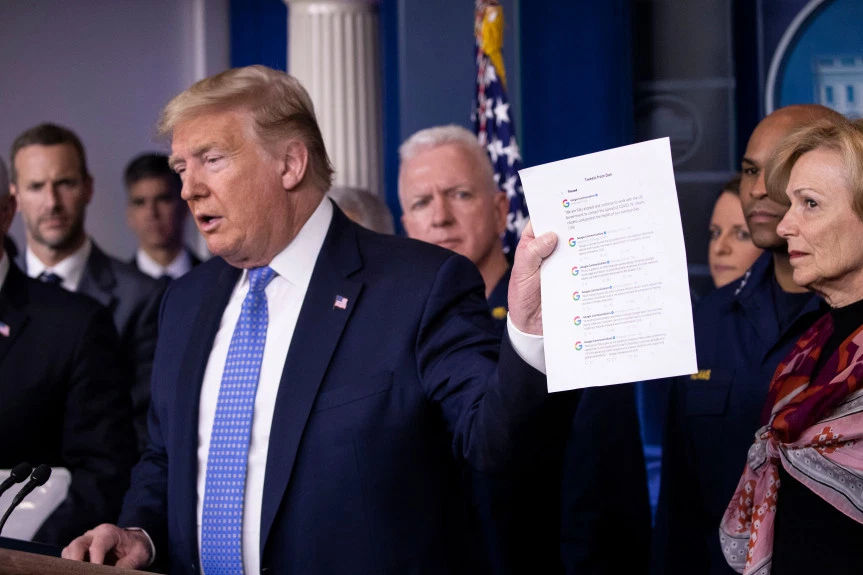 Tổng thống Mỹ Donald Trump giơ một mẩu giấy liên quan đến Google, khi ông phát biểu trong cuộc họp báo ngắn về COVID-19 ở Phòng họp báo của Nhà Trắng, ngày 15/3. (Nguồn: AP)
