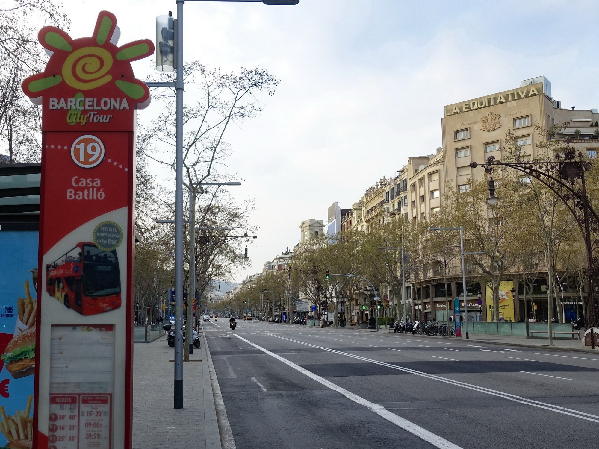 Cảnh vắng vẻ trên đường phố Barcelona, Tây Ban Nha khi lệnh phong tỏa được áp đặt do dịch COVID-19. (Ảnh: THX)