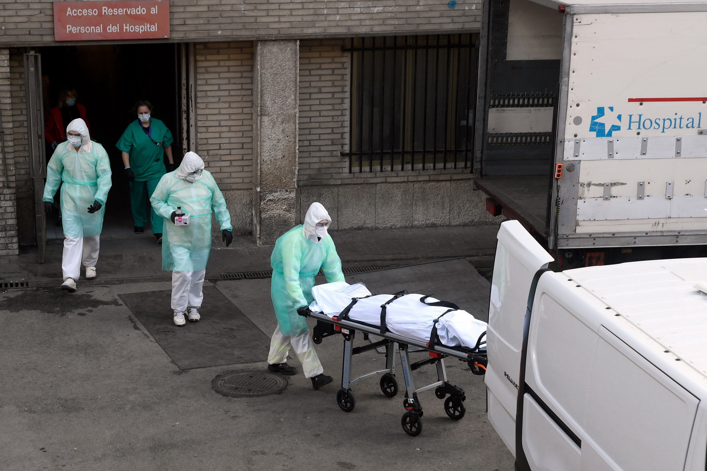 Nhân viên y tế chuyển thi thể bệnh nhân nhiễm COVID-19 tại bệnh viện Gregorio Maranon ở Madrid, Tây Ban Nha ngày 25/3/2020. (Ảnh: AFP/TTXVN)